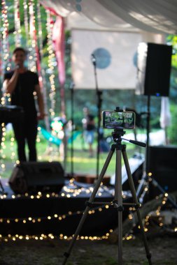 Lviv, Ukrayna - 16 Temmuz 2021: Yerel konser fotokopi alanının telefonundan canlı yayın