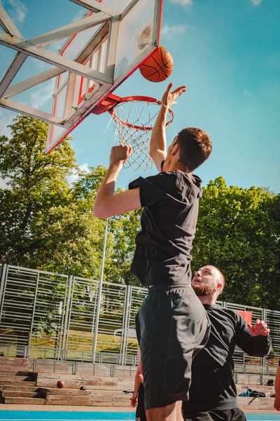 Lvov Ukrajina Května 2022 Muži Hrají Basketbal Venku Slunečný Letní — Stock fotografie