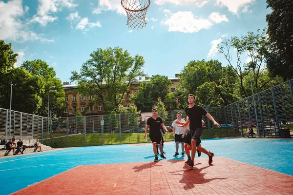 Lviv Ukraine May 2022 Men Playing Basketball Outdoors Sunny Summer — Stock Photo, Image