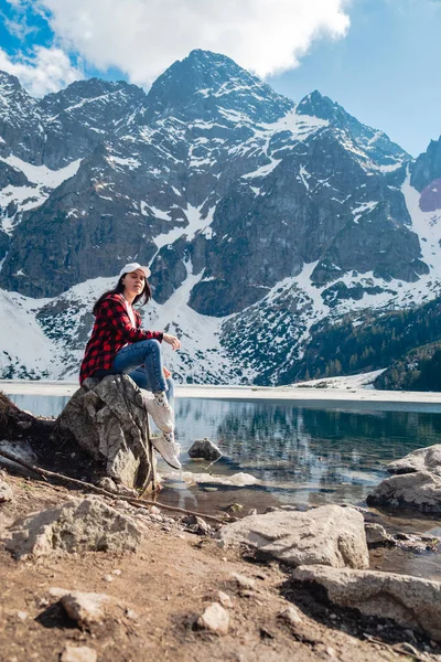 Woman Sitting Shore Lake Morskie Oko Tatras Mountains Poland — Stok fotoğraf