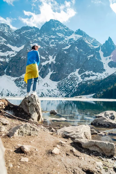 Woman Ukrainian Flag Standing Shore Lake Morskie Oko Tatras Mountains — 스톡 사진