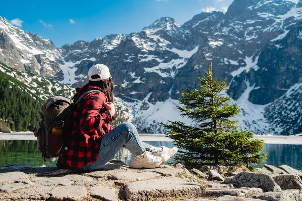 Woman Sitting Shore Lake Morskie Oko Tatras Mountains Poland — Fotografia de Stock