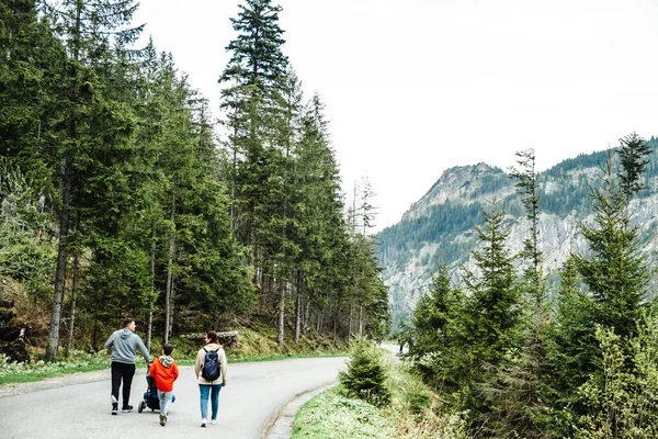 Family Hikers Trail National Park — Stok fotoğraf