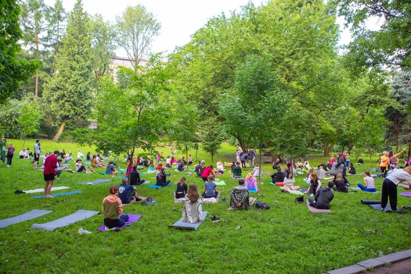 Lviv Ukraine Juli 2021 Viele Menschen Stadtpark Machen Yoga Aus — Stockfoto