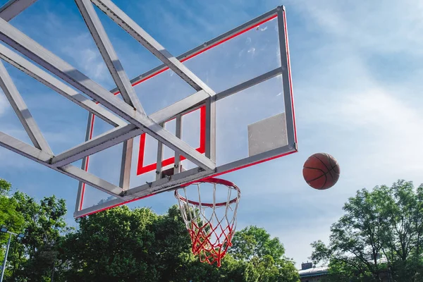 Basketbal Obruč Venku Léto Slunečný Den Kopírovat Prostor — Stock fotografie