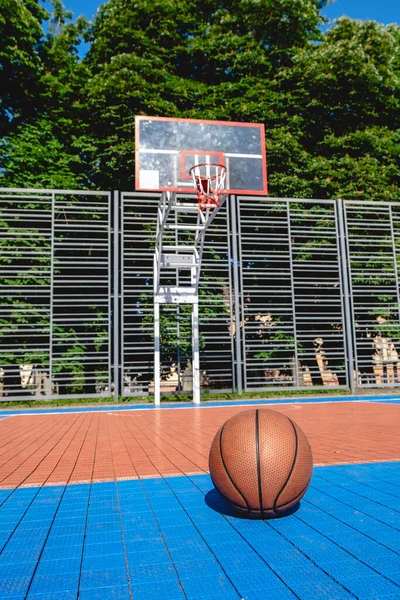 Баскетбольный Обруч Открытом Воздухе Летом Солнечный День Копировальное Место — стоковое фото