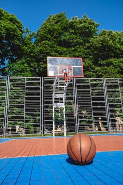Basketbol potası açık havada yaz güneşli gün fotokopi alanı