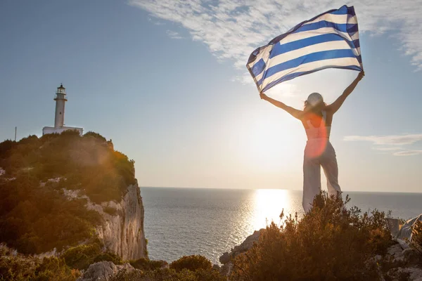 Vrouw Met Griekse Vlag Kijken Naar Zonsondergang Boven Zee Lefkada — Stockfoto