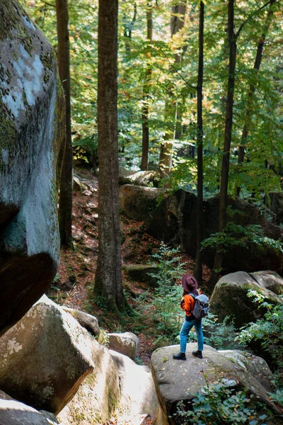 Voyageur Femme Avec Sac Dos Marchant Par Sentier Dans Espace — Photo