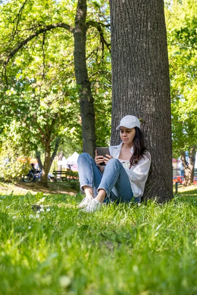 Mujer Sentada Debajo Del Árbol Leyendo Espacio Copia Libro Electrónico —  Fotos de Stock