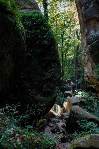 Uomo Escursionista Con Zaino Canyon Con Foresta Dovbush Rocce Ucraina — Foto Stock