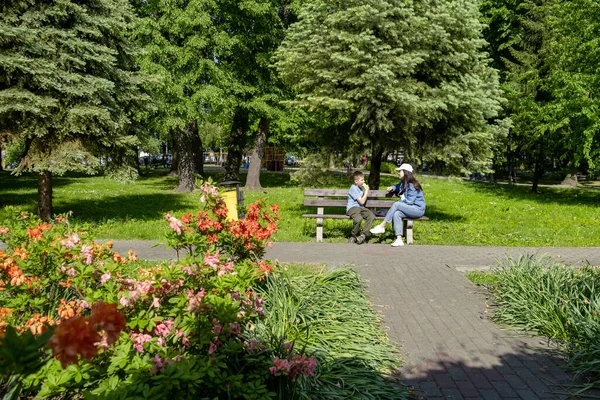 Frau Mit Kind Auf Der Bank Öffentlichen Park Junge Isst — Stockfoto