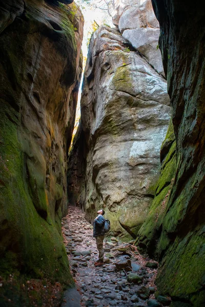 Man Hiker Backpack Canyon Forest Dovbush Rocks Ukraine — Stock Photo, Image