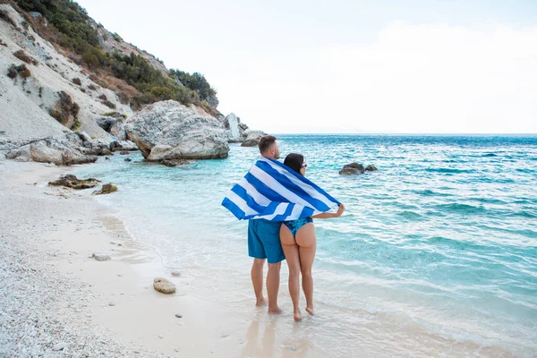 Paar Met Griekse Vlag Zee Strand Zomer Vakantie — Stockfoto