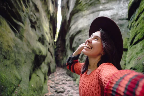 Woman Traveler Taking Selfie Canyon Copy Space — 스톡 사진