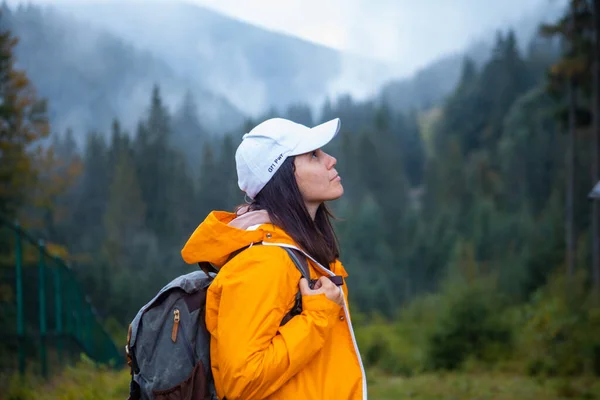 Donna Impermeabile Giallo Escursionista Autunno Montagne Copiare Spazio — Foto Stock