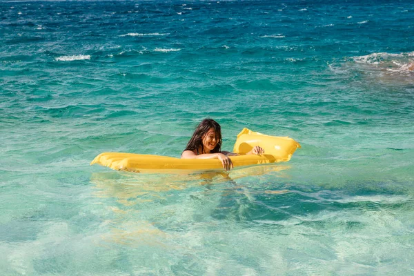 Šťastná Žena Modrých Plavkách Plovoucí Žluté Nafukovací Matrace Moře Dovolená — Stock fotografie
