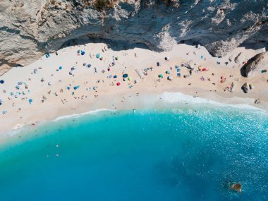 Lefkada adasındaki Porto Katsiki plajının hava manzarası Yunanistan
