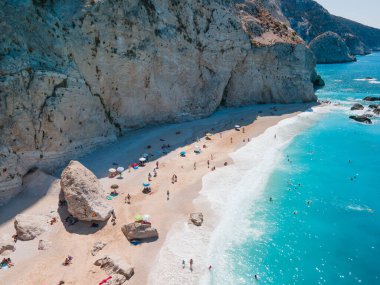 Lefkada adasındaki Porto Katsiki plajının hava manzarası Yunanistan