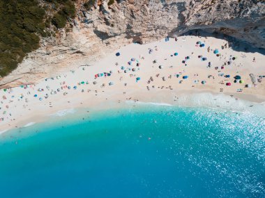 Lefkada adasındaki Porto Katsiki plajının hava manzarası Yunanistan