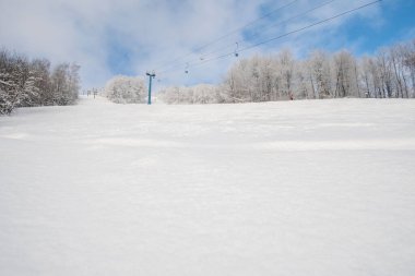 Güneşli bir günde kayak merkezindeki eski sandalyeden manzara