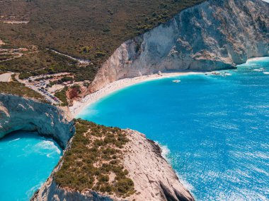Lefkada adasındaki Porto Katsiki plajının hava manzarası Yunanistan
