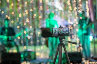 Lviv, Ukrayna - 16 Temmuz 2021: Yerel konser fotokopi alanının telefonundan canlı yayın