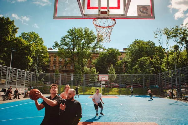 Lviv Ukraine May 2022 Men Playing Basketball Outdoors Sunny Summer — Stock Photo, Image