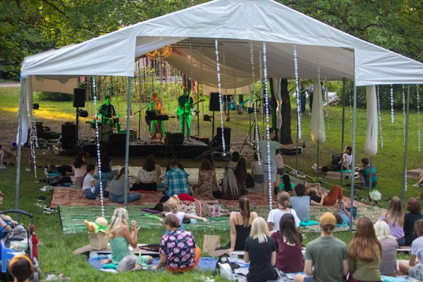 Lviv Ukrayna Temmuz 2021 Şehir Parkındaki Yoga Grubunda Konser — Stok fotoğraf