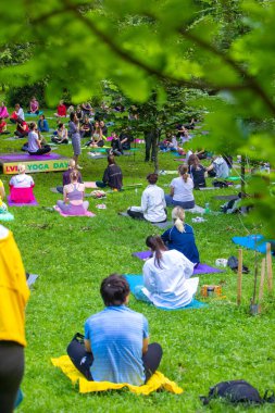 Lviv, Ukrayna - 2 Temmuz 2021: Şehir parkındaki birçok insan yoga yapıyor.