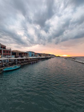 günbatımı sol tarafta bulutlu hava durumu kopyalama alanı