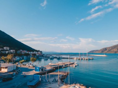 Lefkada adasında arka planda Yunanistan dağlarında yatları ve tekneleri olan deniz koyuna.