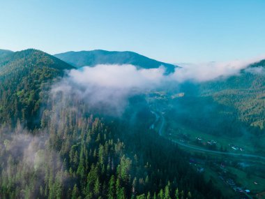 Karpat dağlarının hava manzarası beyaz bulutlar uzay yaz mevsimi Ukrayna 'yı kopyalıyor