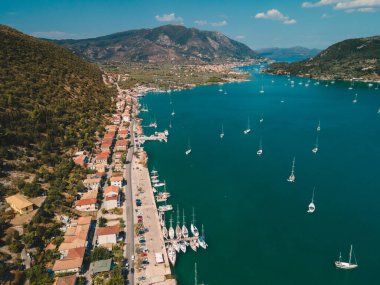 Yunanistan 'ın Lefkada adasındaki yat ve tekneli liman manzarası