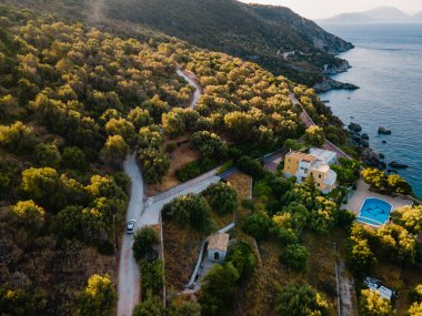 Deniz kıyısındaki fotokopi alanının yanında giden arabanın genel görünümü