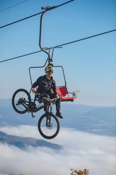 Pilipets Oekraïne Oktober 2021 Man Met Mountainbike Stoeltjeslift Boven Wolken — Stockfoto