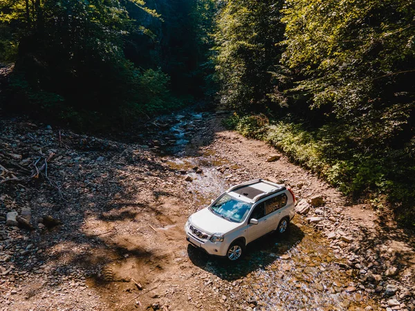 Suv Carro Montanhas Riacho Fundo Cópia Espaço — Fotografia de Stock