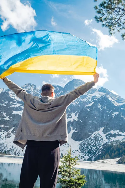 Man Ukrainian Flag Stands Background Mountains Morskie Oko Tatras Mountains — ストック写真
