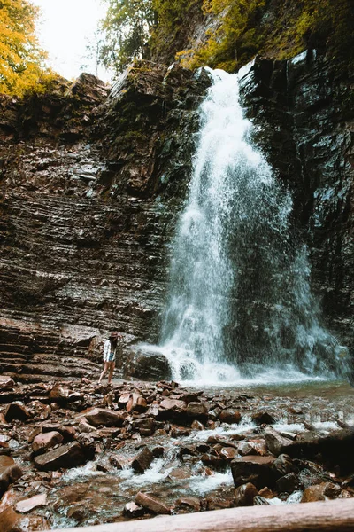 Viaggiatore Donna Godendo Vista Cascata Copia Spazio — Foto Stock