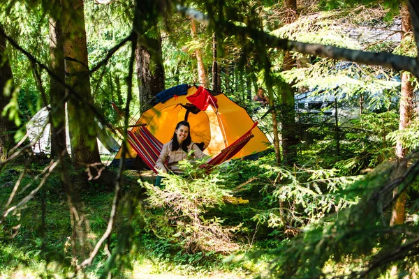 Kvinna Som Lägger Ner Hängmatta Skogstältet Bakgrund Kopia Utrymme Sommar — Stockfoto