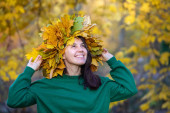 krásná žena portrét s javorovým listem věnec na hlavě podzimní sezóny