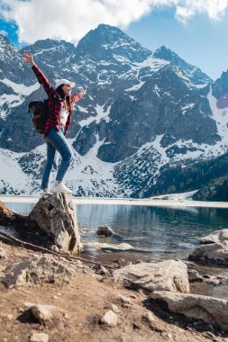 Bir kadın gölün kıyısında duruyor. Morskie Oko, Tatras dağları. Polonya