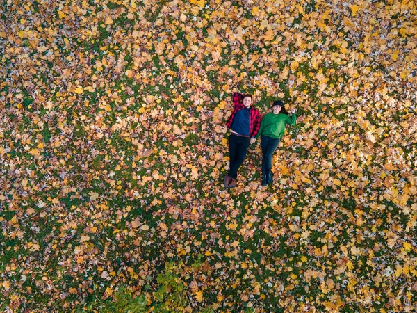 Overhead View Woman Man Laying Ground Covered Autumn Leaves Copy — Foto Stock