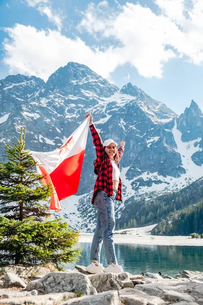 Woman Poland Flag Standing Shore Lake Morskie Oko Tatras Mountains — Stok fotoğraf