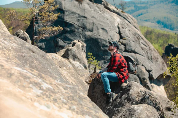 男ハイカーバックパックでダブッシュ岩の風景 — ストック写真