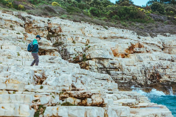 Homem Escalar Borda Rochosa Desfrutar Vista Para Paisagem Marinha Conceito — Fotografia de Stock