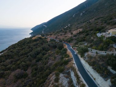 Deniz kıyısı fotokopi alanı manzaralı dağlarda yolculuk kavramı