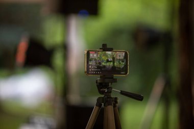 Lviv, Ukrayna - 16 Temmuz 2021: Yerel konser fotokopi alanının telefonundan canlı yayın