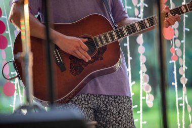 Konser enstrümanları davul gitar mikrofon sahnesi kapanıyor.