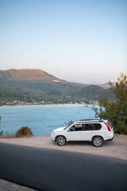 Kenar yol konseptinde SUV vagonu kopyalama alanı Lefkada adası Yunanistan